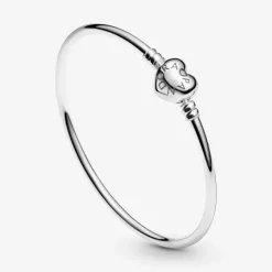 Pandora Bracciale Moments rigido con chiusura a cuore