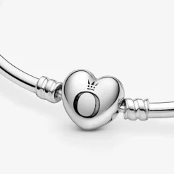 Pandora Bracciale Moments rigido con chiusura a cuore