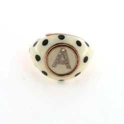 Versari - Anello smaltato a mano con lettera A di zirconi bianchi incastonati